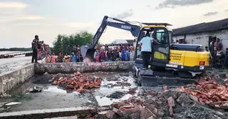 শ্যামনগরে খোলপেটুয়া নদীতীরের অবৈধ স্থাপনা উচ্ছেদ, ৩ লাখ টাকা জরিমানা